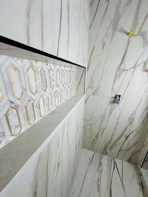 Elongated hex inlay running the length of a niche